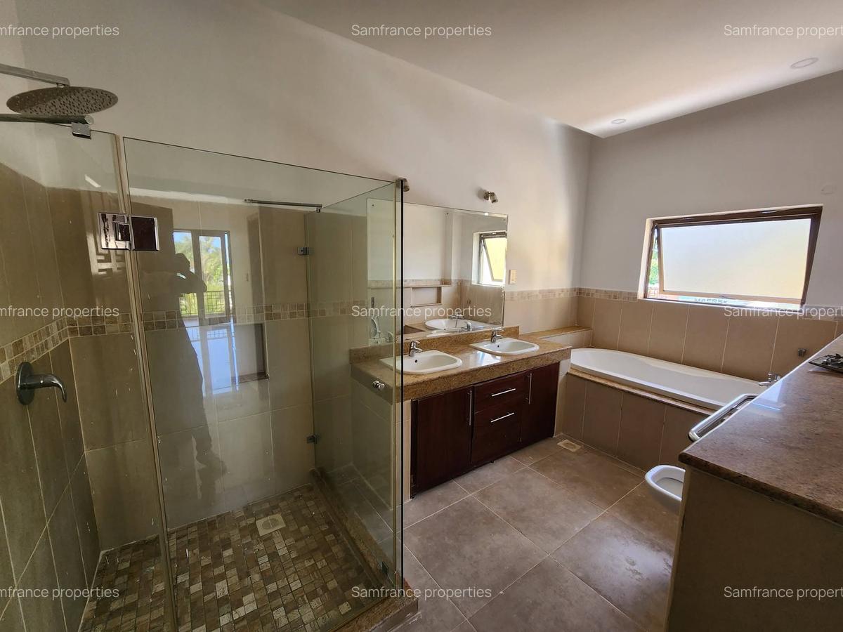 Serviced 3 Bed Apartment with En Suite at Green Wood - 4