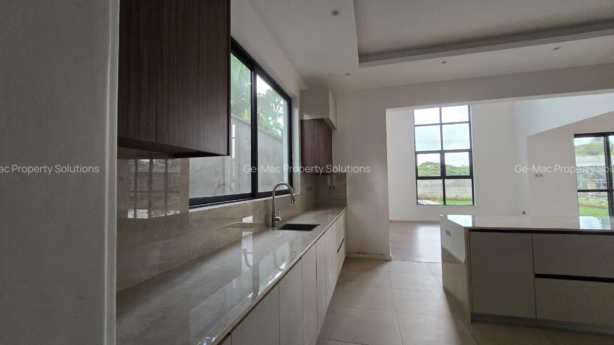 5 Bed House with En Suite in Lavington - 7