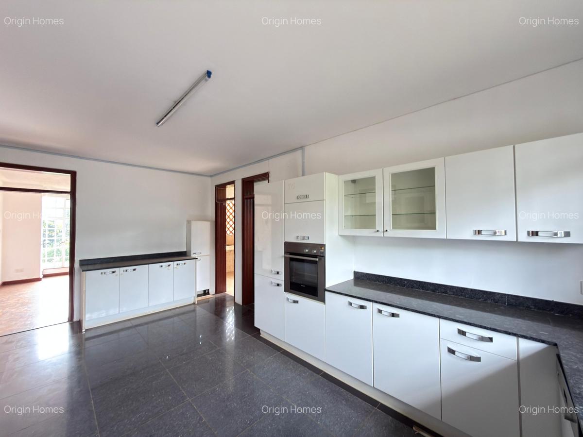 4 Bed House with En Suite in Rosslyn - 7