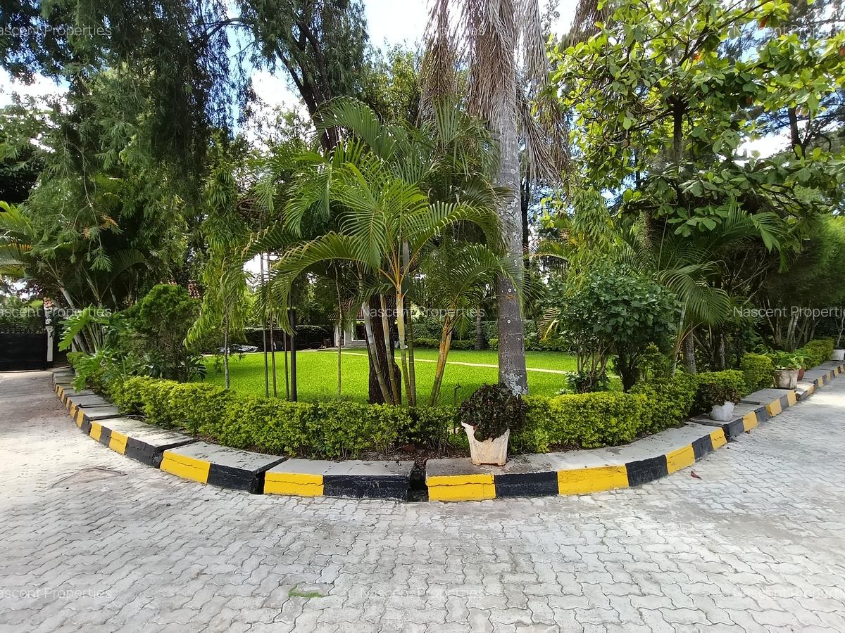 4 Bed House with En Suite in Ridgeways - 2