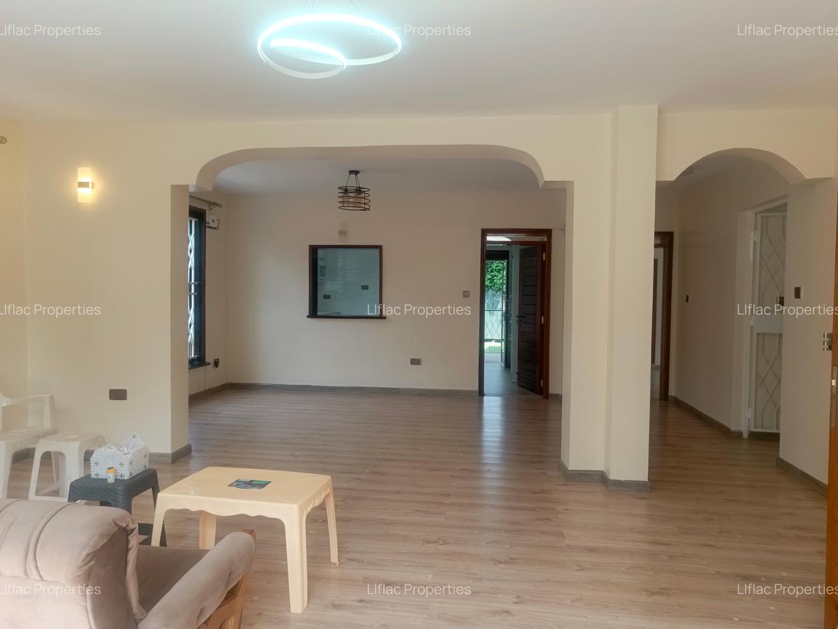 4 Bed House with En Suite in Ridgeways - 11