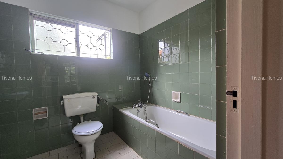 4 Bed House with En Suite in Lavington - 17