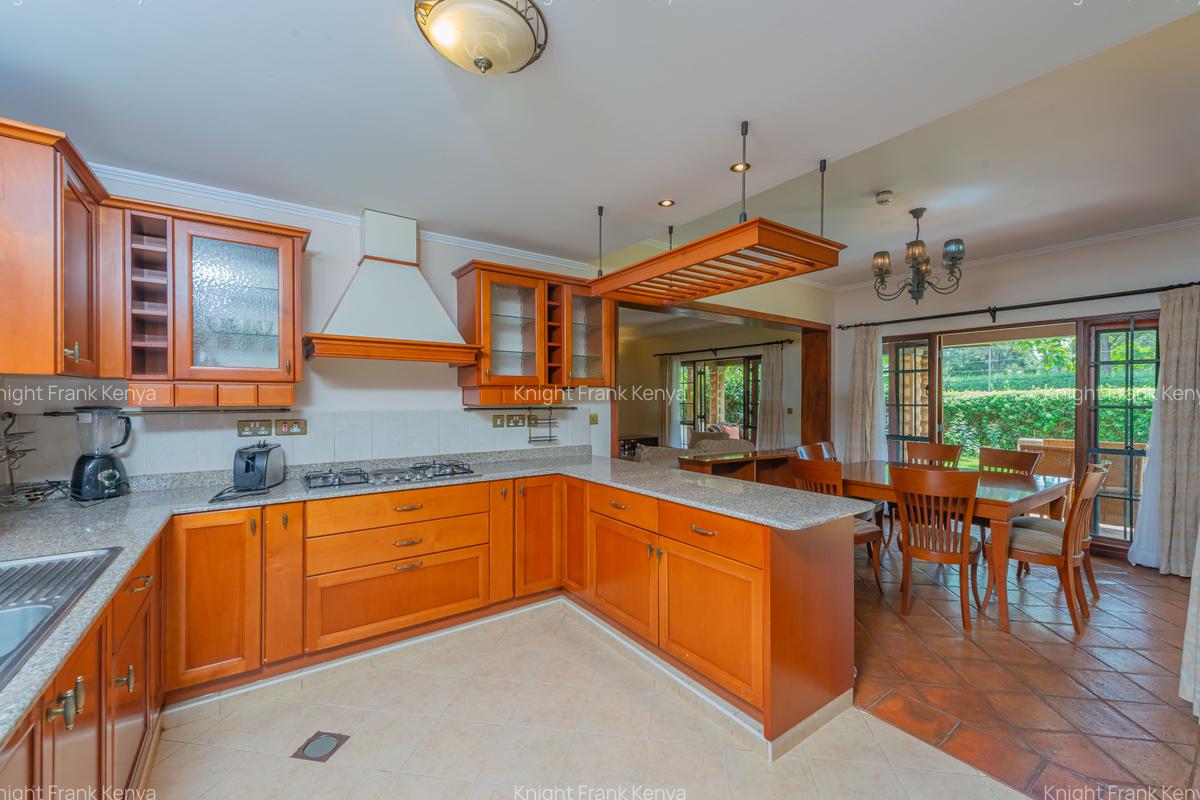 3 Bed House with En Suite in Ridgeways - 4