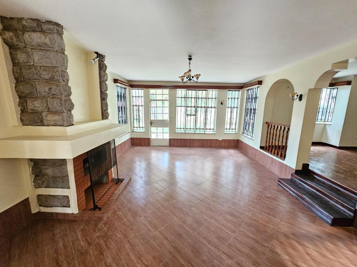 5 Bed House with En Suite in Lavington - 8