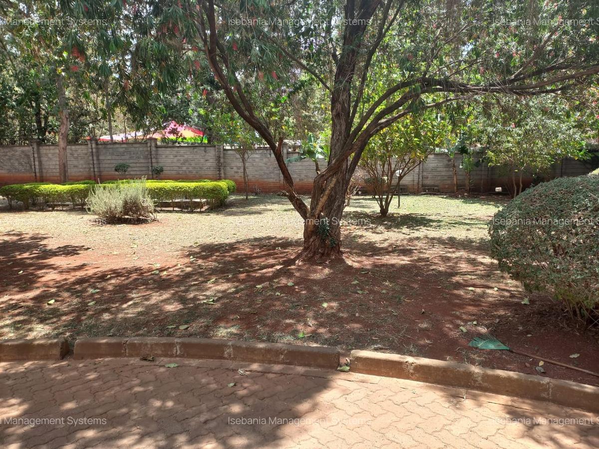 4 Bed House with En Suite at - 15