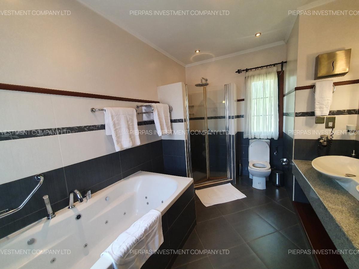 3 Bed House with En Suite in Ridgeways - 2