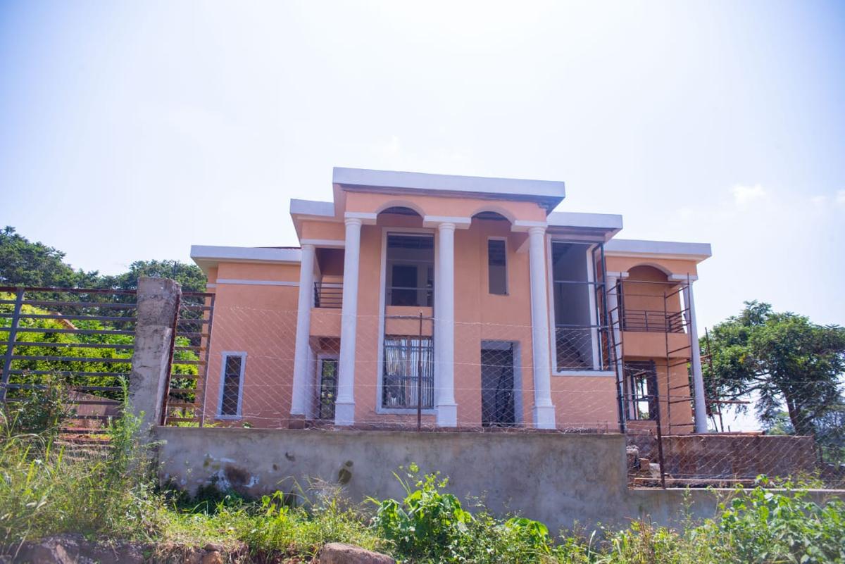 5 Bed House with En Suite at Centre Piece - 2