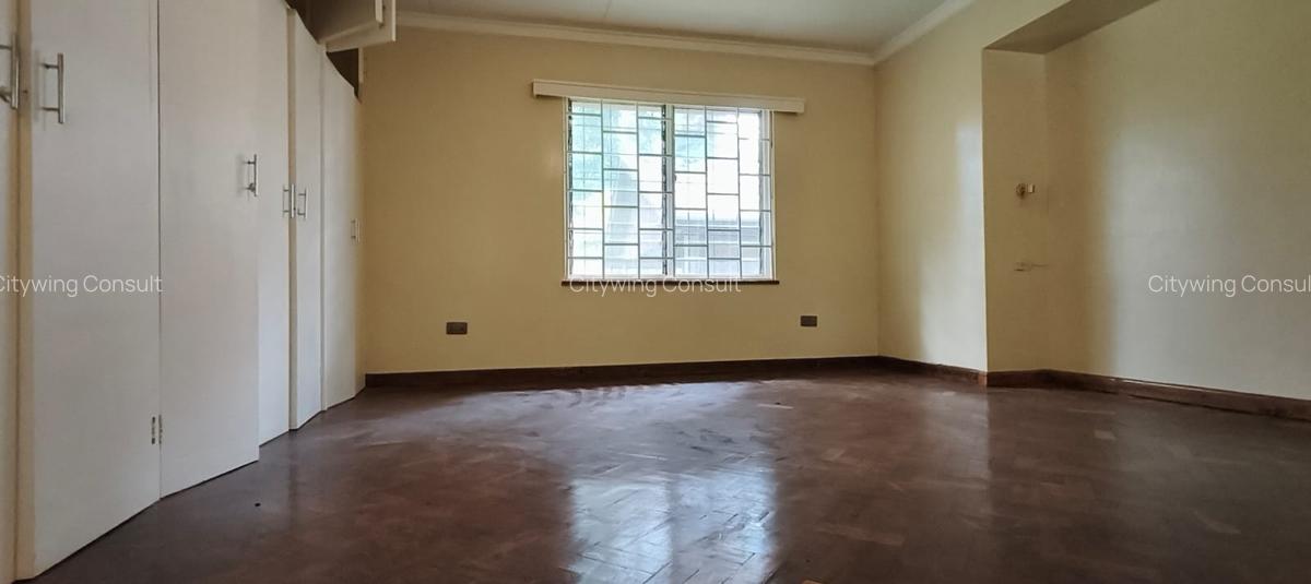 4 Bed House with En Suite in Rosslyn - 17
