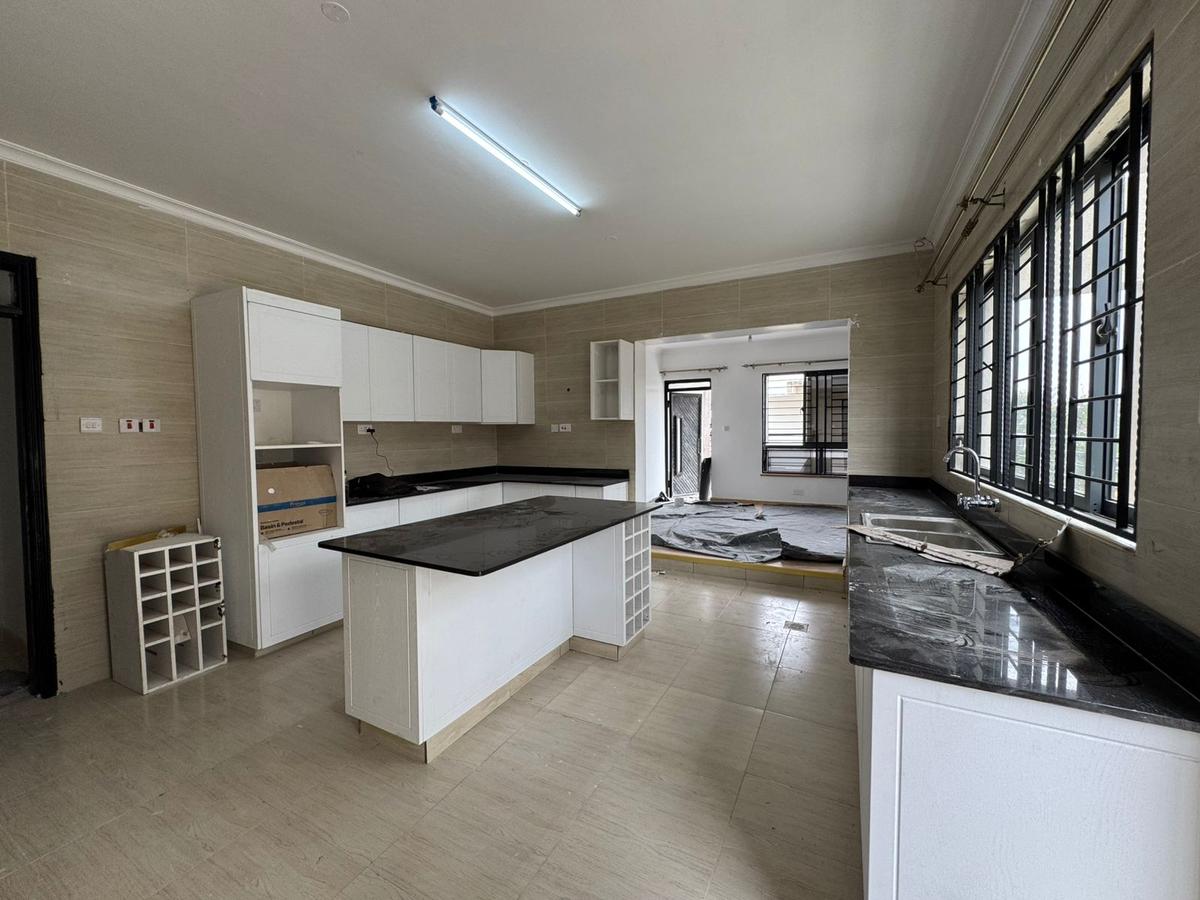 5 Bed Townhouse with En Suite in Lavington - 6