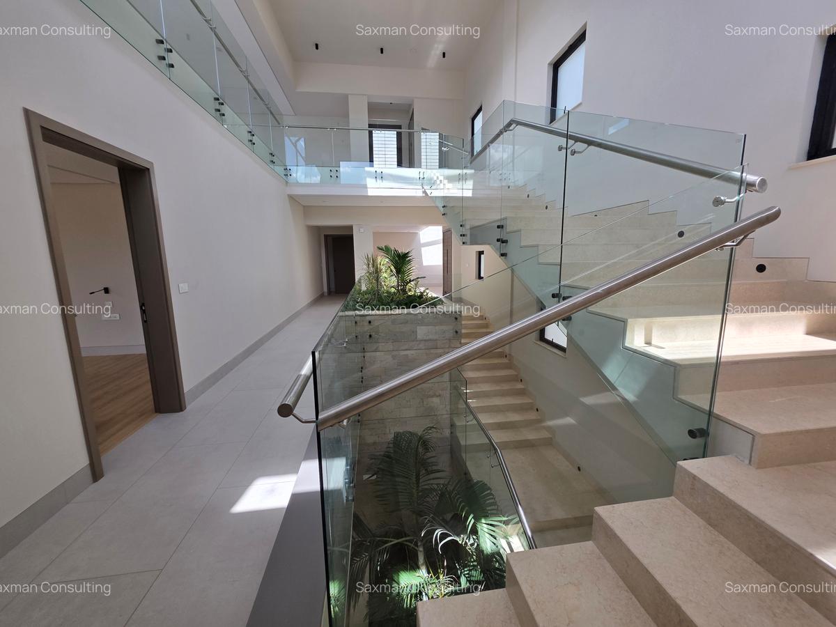 5 Bed House with En Suite in Brookside - 11