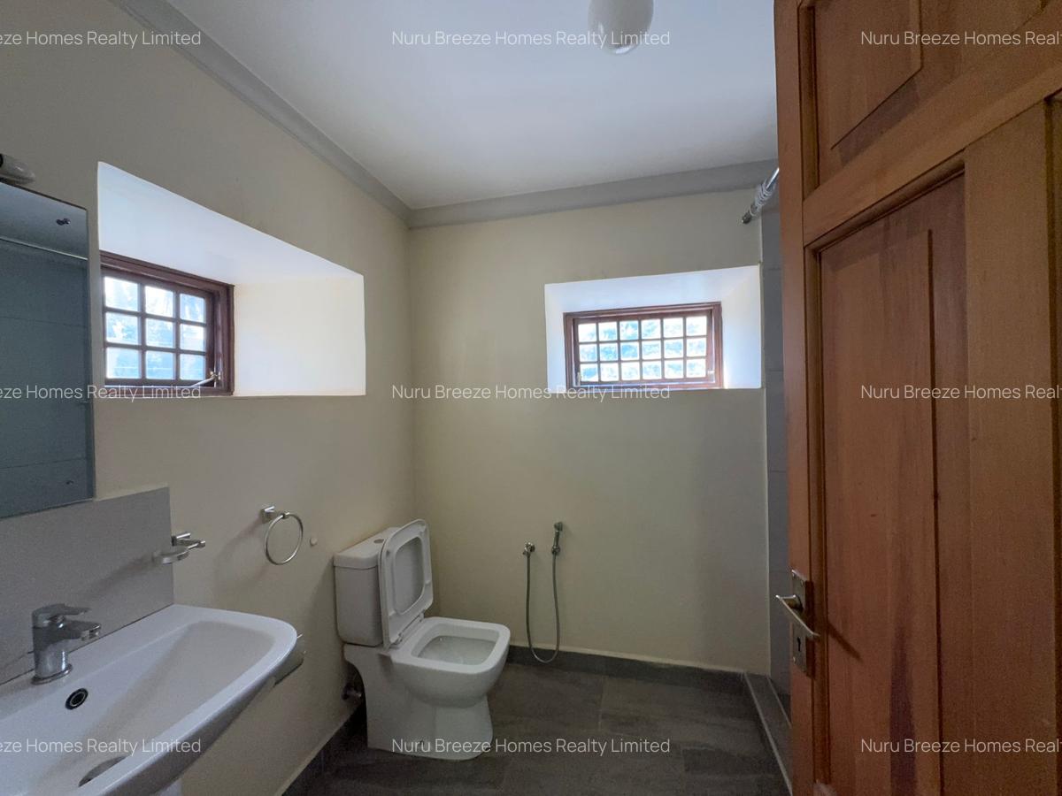 5 Bed House with En Suite in Runda - 10