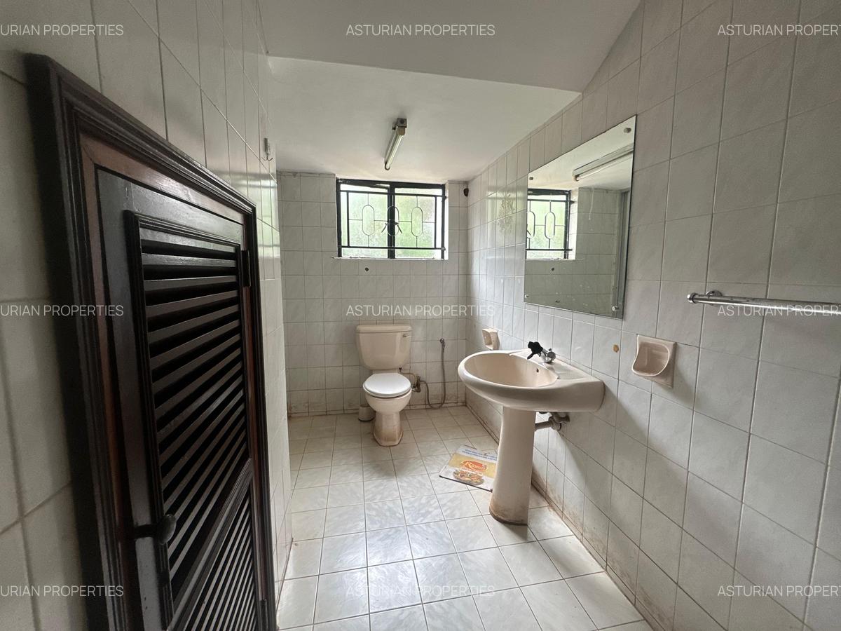 4 Bed Villa with En Suite in Lavington - 15