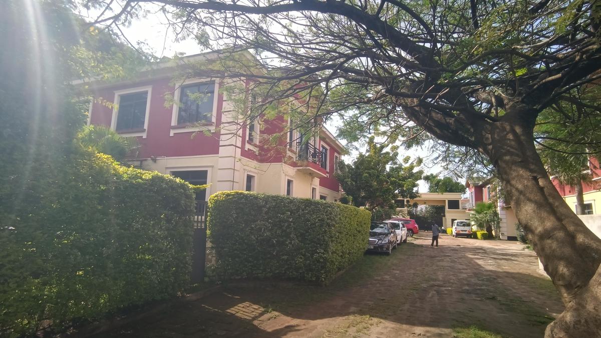 5 Bed Townhouse with En Suite at Lavington - 6