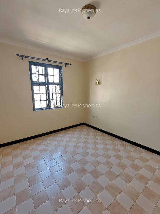 4 Bed Townhouse with En Suite at Kerarapon Road - 5