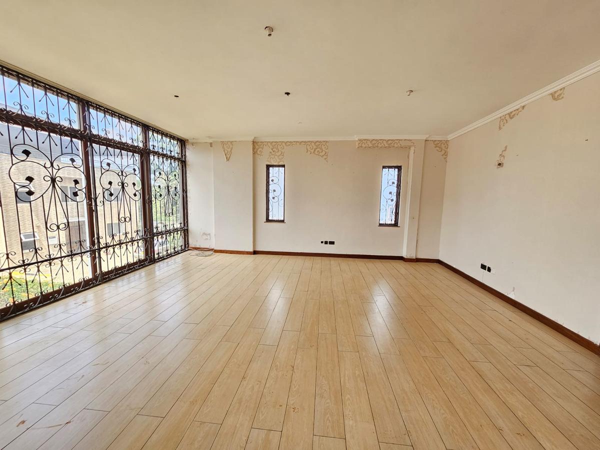 5 Bed House with En Suite in Lavington - 7