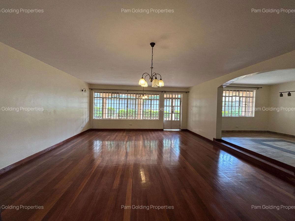 4 Bed House with En Suite in Rosslyn - 2