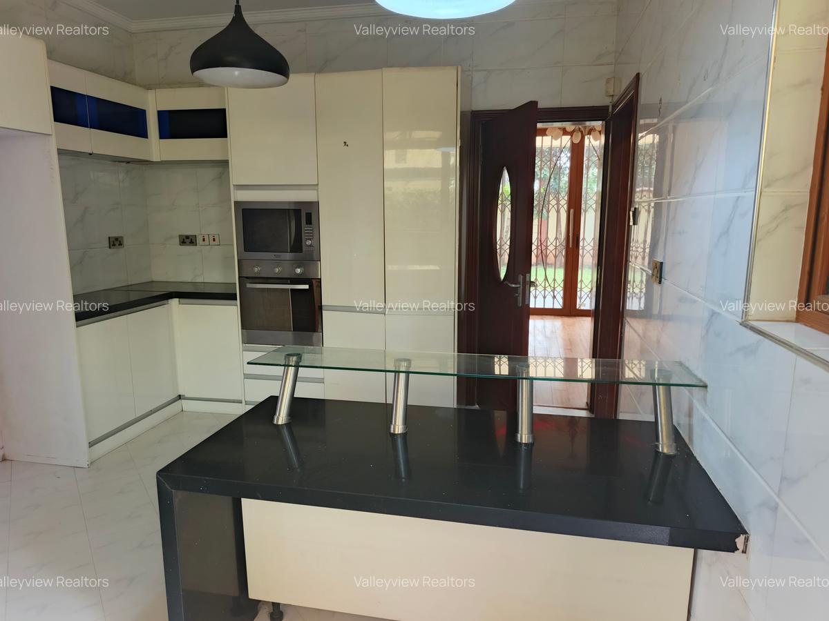 5 Bed Townhouse with En Suite at Lavington - 6