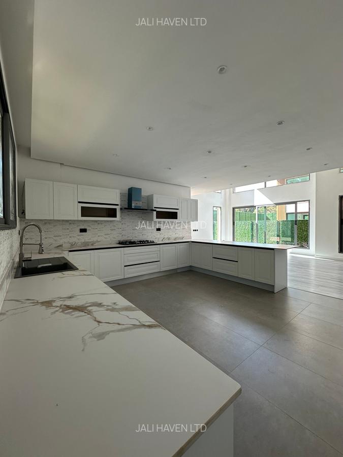 5 Bed Villa with En Suite in Lavington - 5