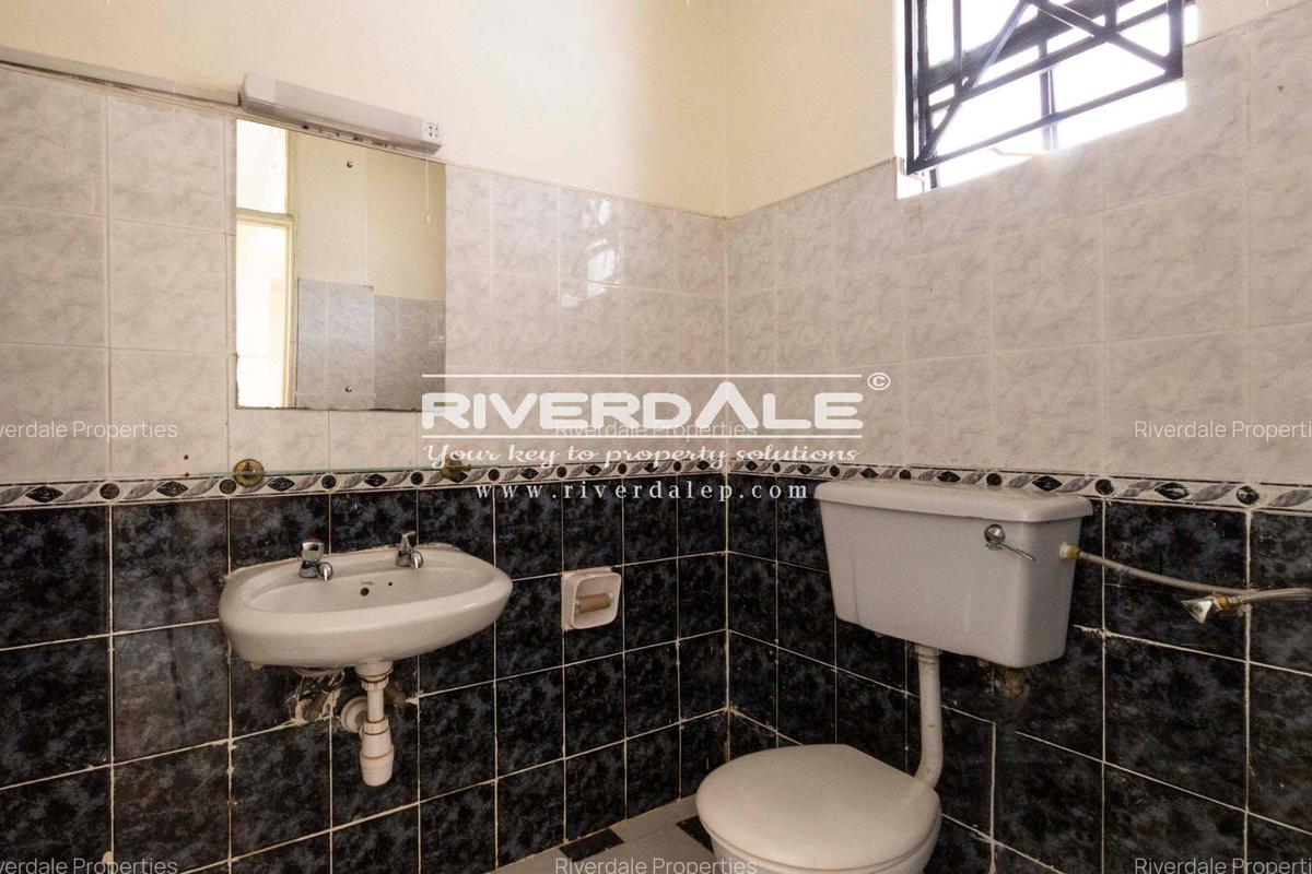 3 Bed Apartment with En Suite in Brookside - 10