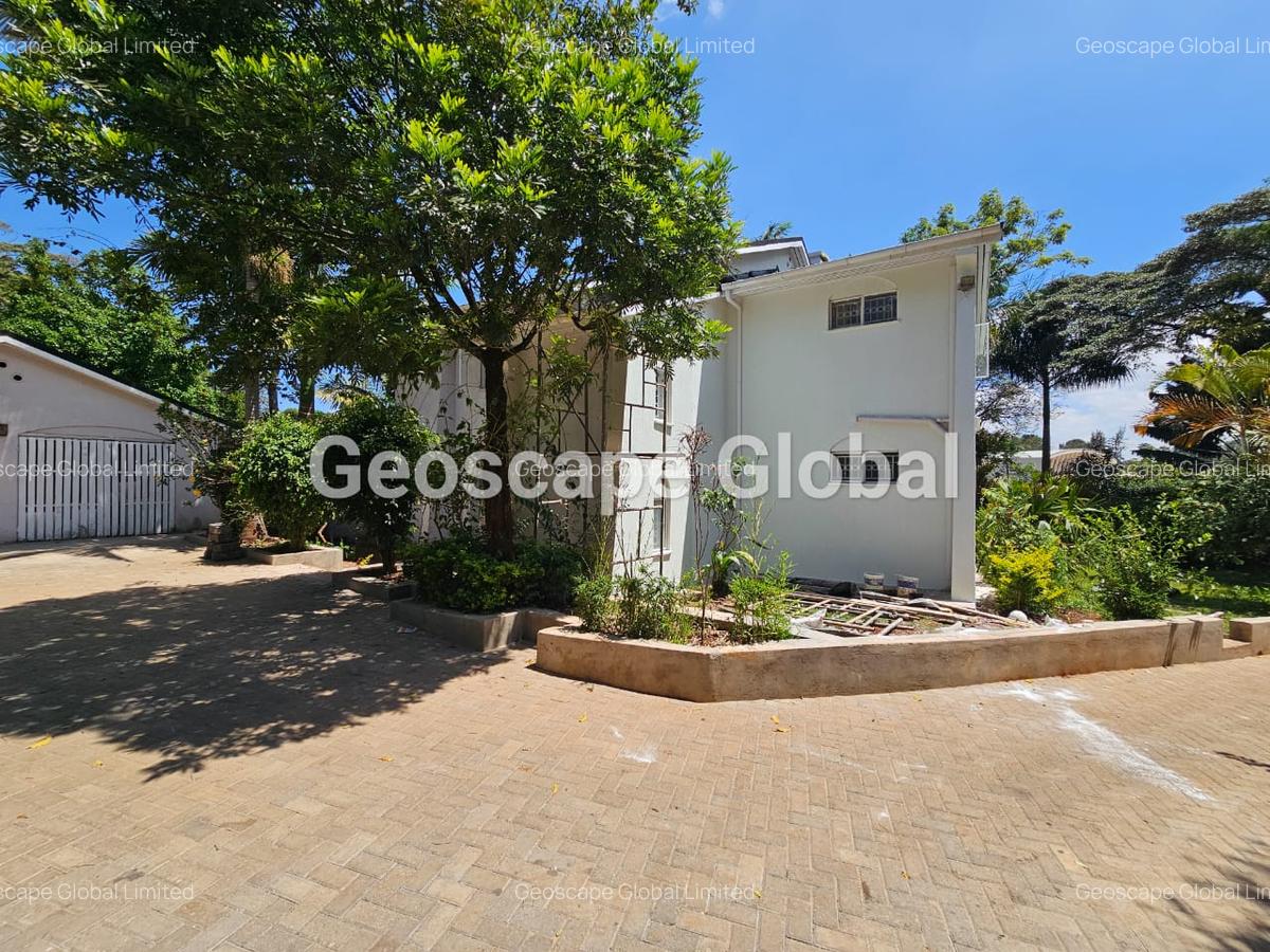 5 Bed House with En Suite in Runda - 9