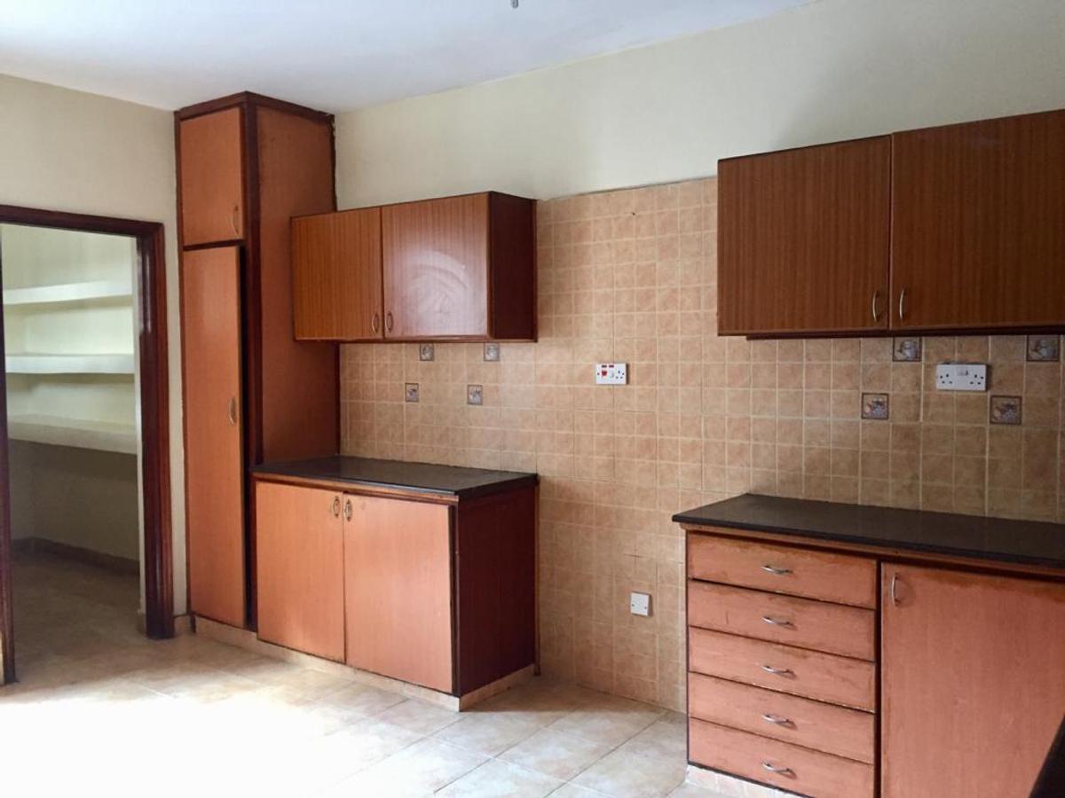 5 Bed House with En Suite in Lavington - 5