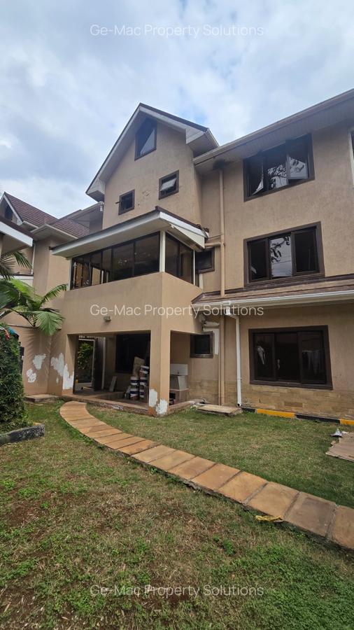 5 Bed House with En Suite in Lavington - 2