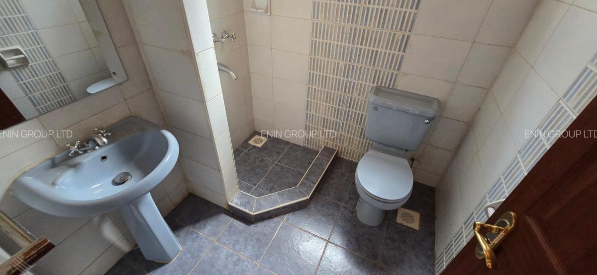 5 Bed Townhouse with En Suite in Lavington - 18