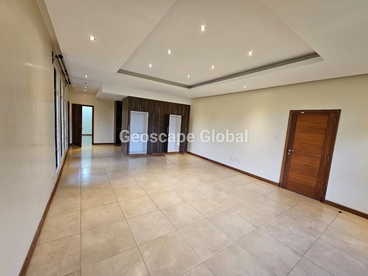 5 Bed House with En Suite in Runda - 10