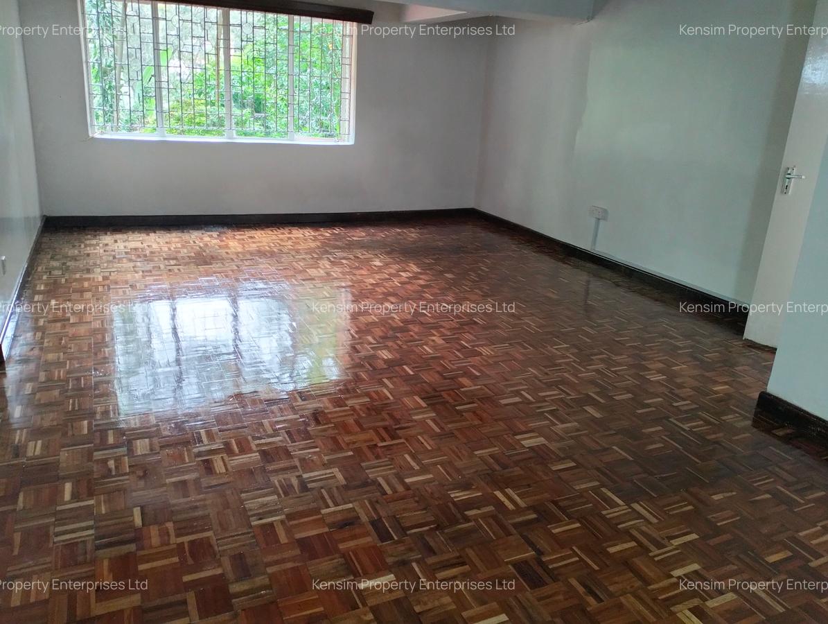 5 Bed House with En Suite in Lavington - 12