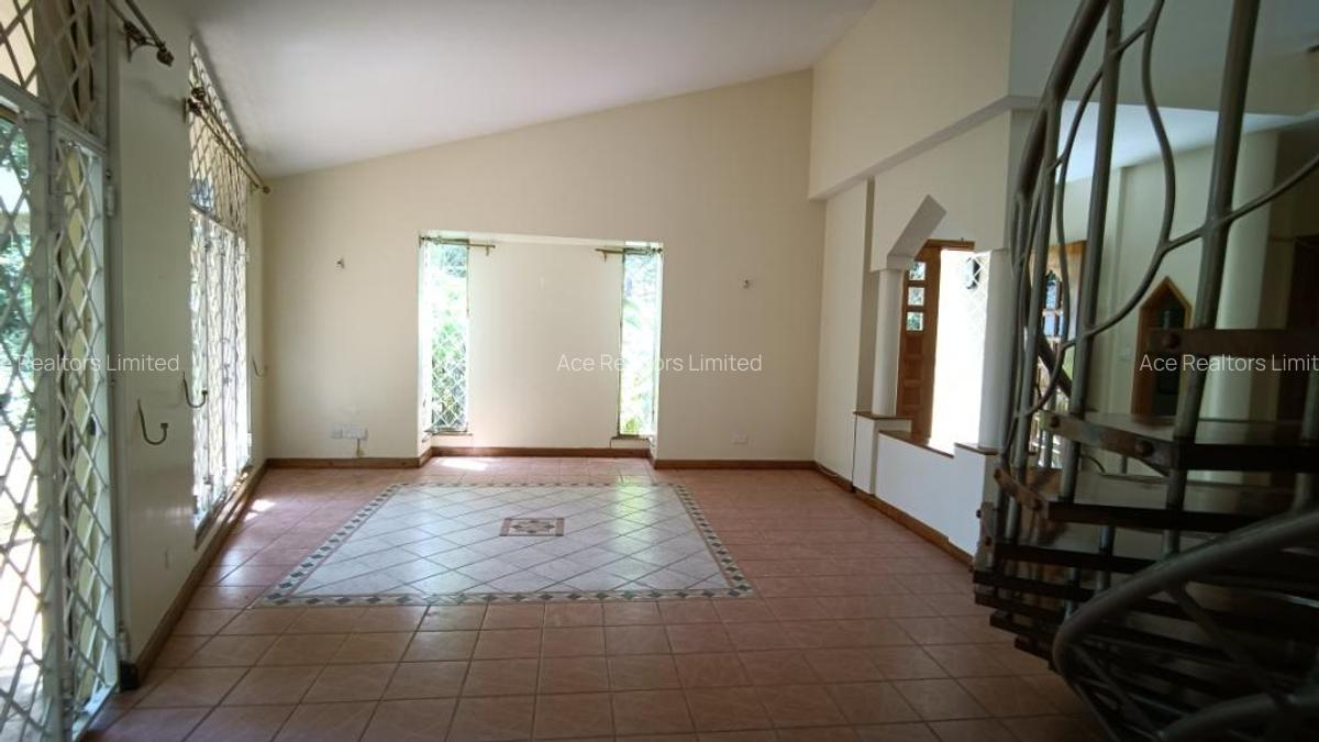 4 Bed Villa with En Suite at Dennis Pritt Road - 5