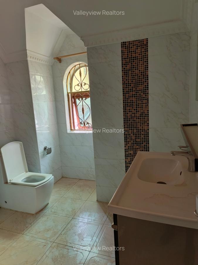 5 Bed Townhouse with En Suite at Lavington - 18