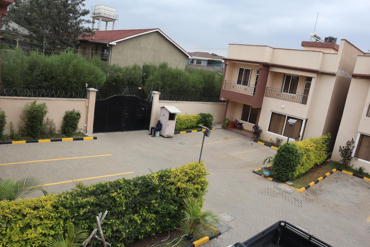 4 Bed Villa with En Suite at Near Gateway Mall - 16