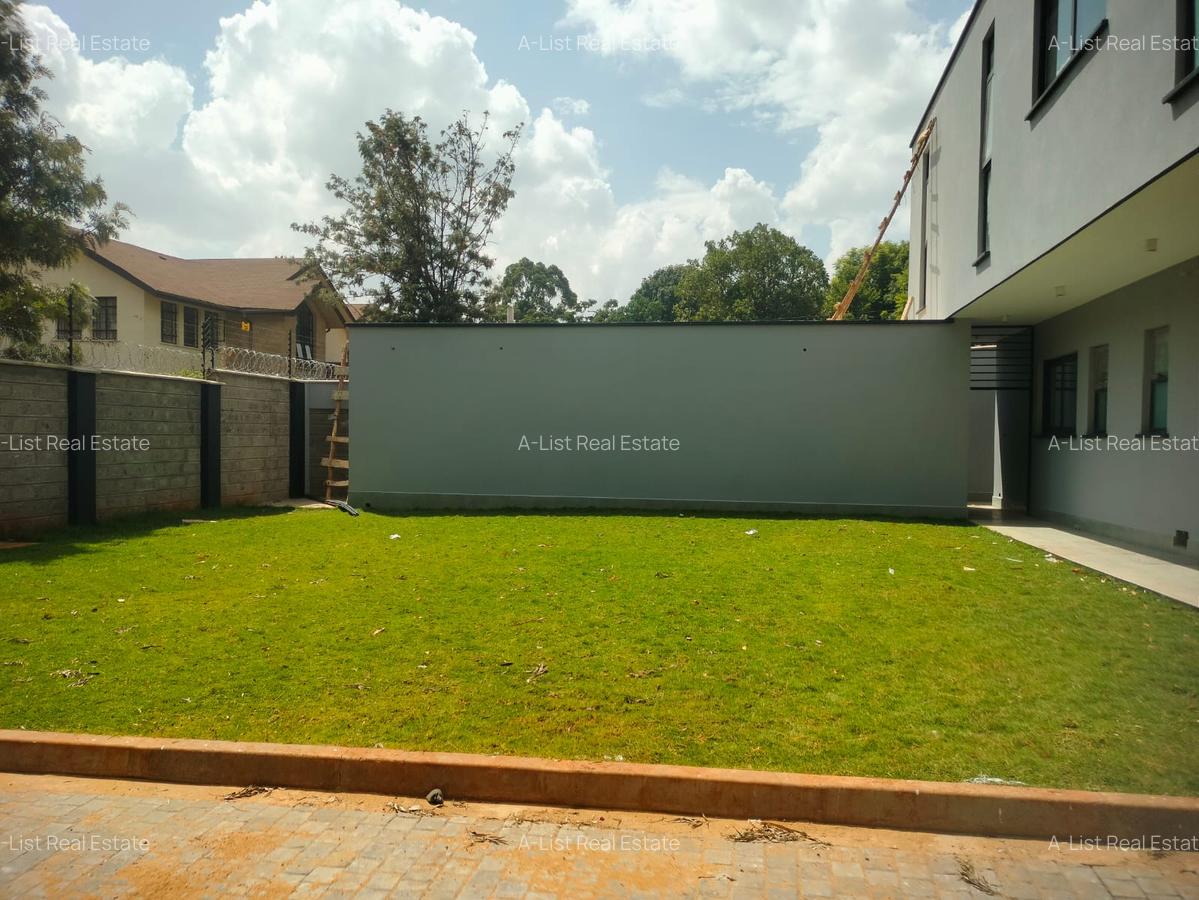 6 Bed House with En Suite at Nyari - 3