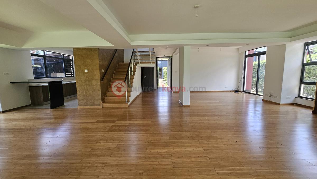 4 Bed Townhouse with En Suite in Ridgeways - 9