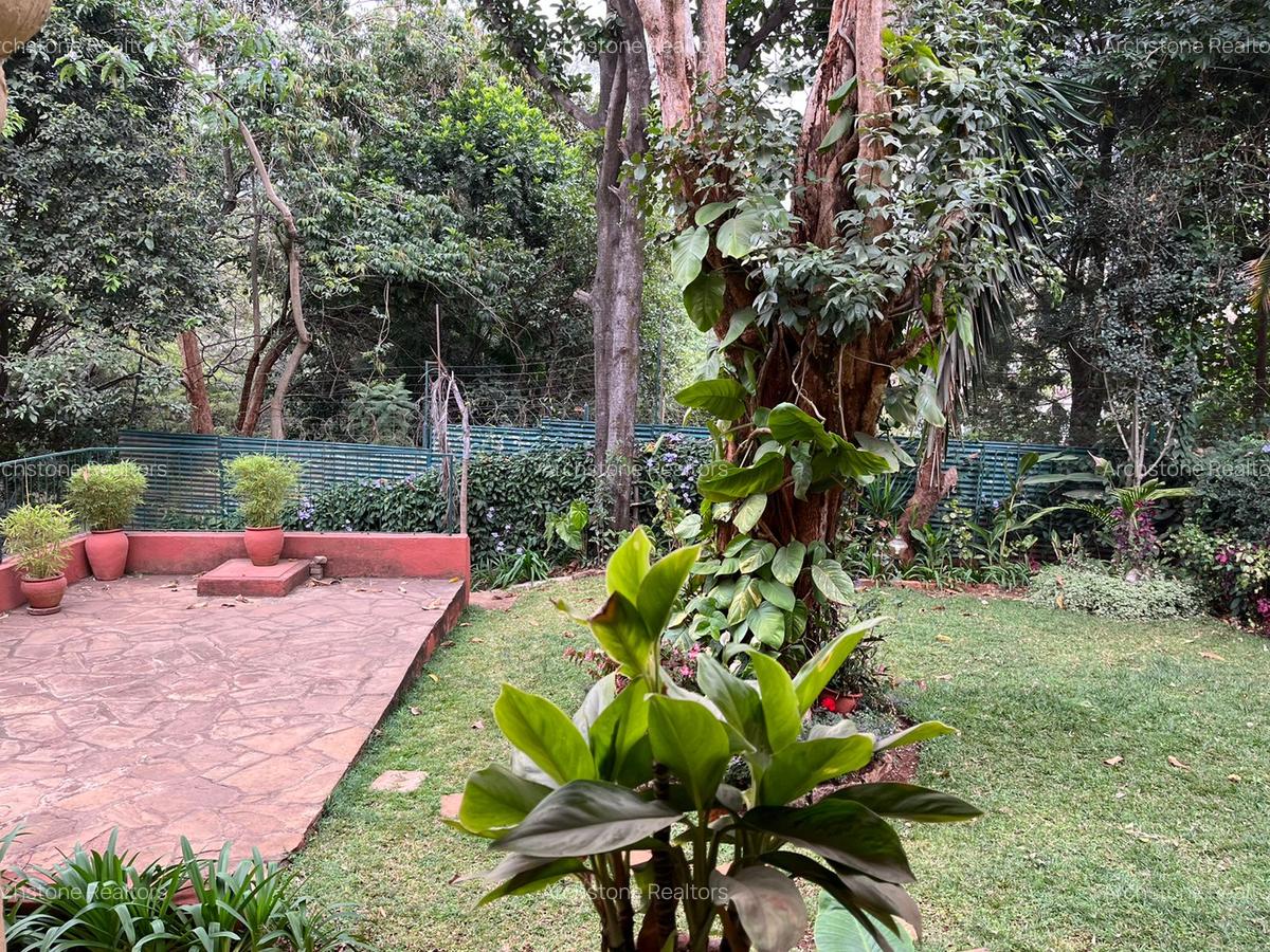 5 Bed House with En Suite in Lavington - 16