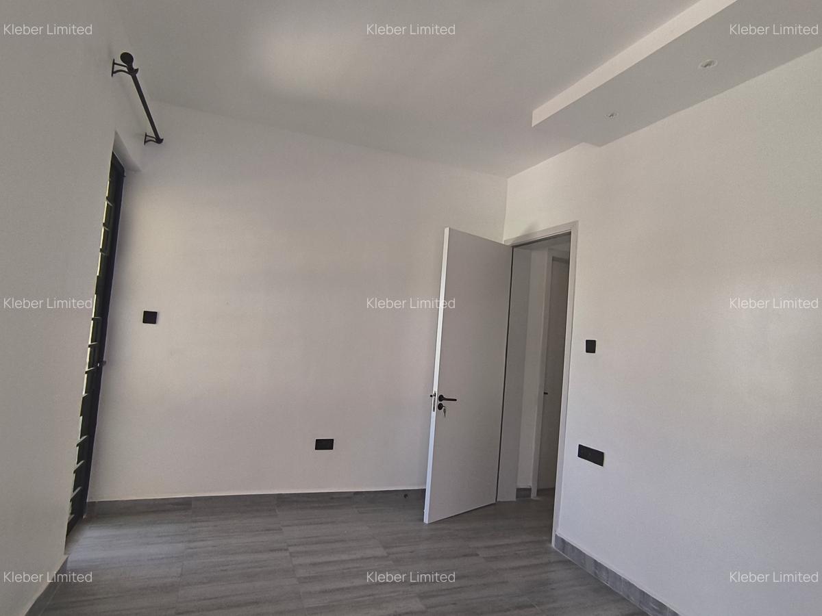 4 Bed Villa with En Suite in Membley - 13