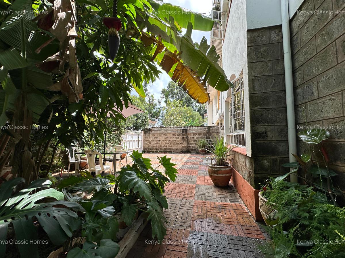 5 Bed House with En Suite at Lavington - 1