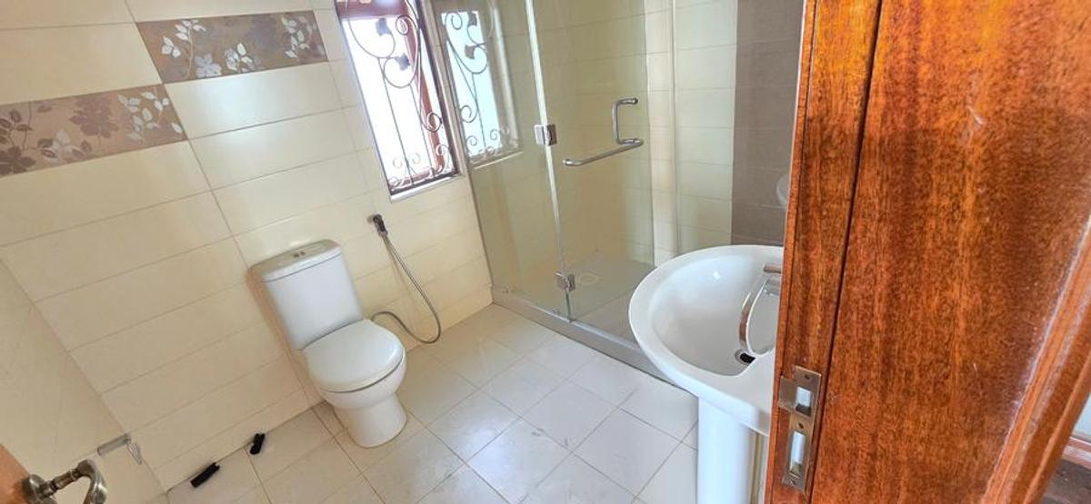 5 Bed Townhouse with En Suite at Lavington Green - 12