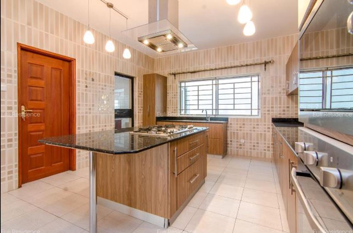 3 Bed Apartment with En Suite at Church Rd - 2