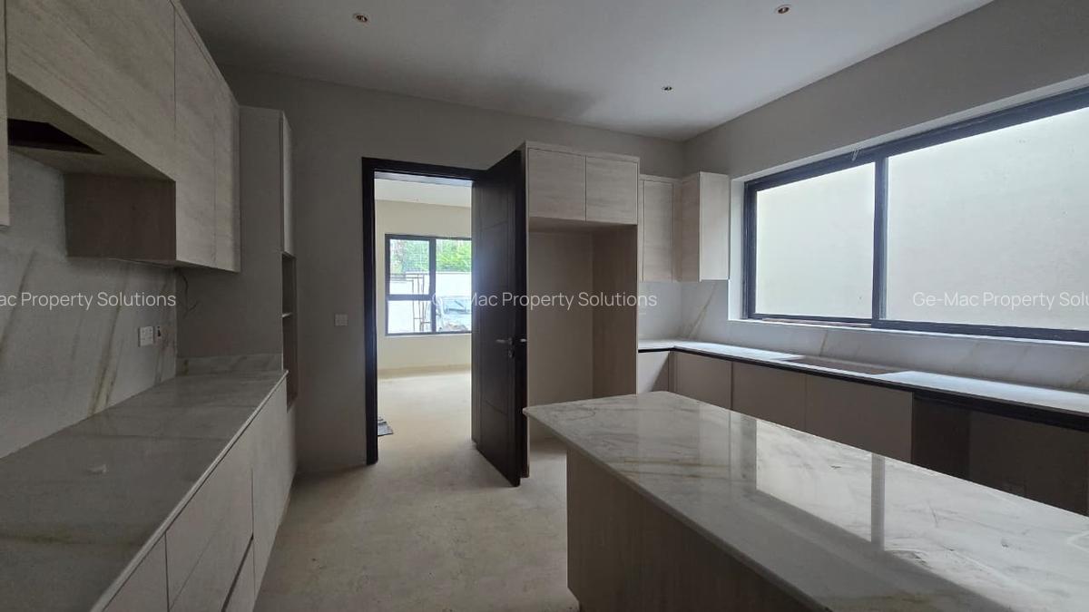 5 Bed House with En Suite in Lavington - 12