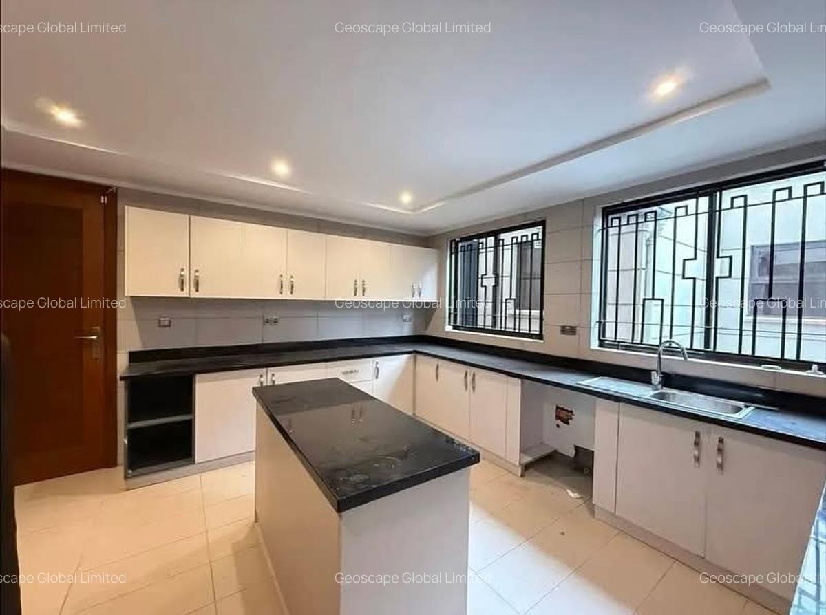 5 Bed Townhouse with En Suite in Lavington - 3