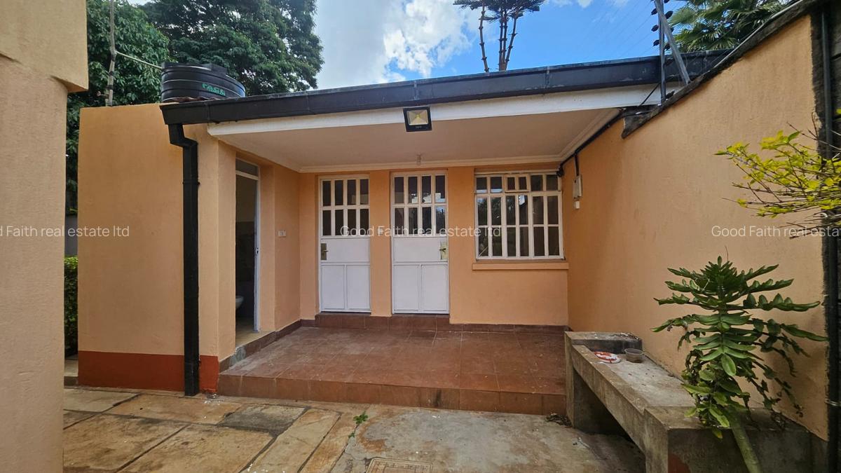4 Bed House with En Suite in Rosslyn - 15