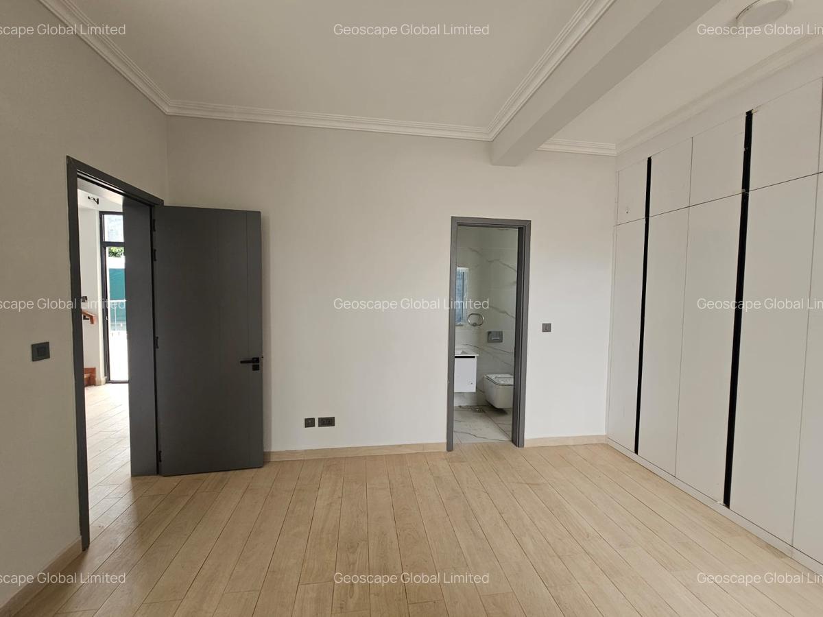 5 Bed House with En Suite in Lavington - 5