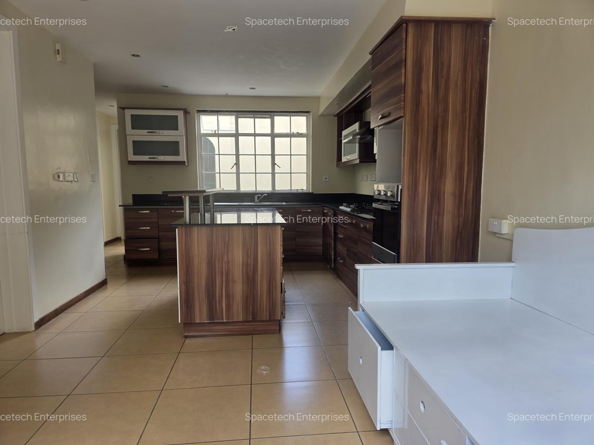 4 Bed Townhouse with En Suite in Spring Valley - 10