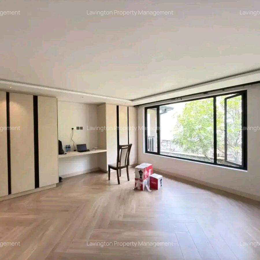 5 Bed House with En Suite at Lavington Green - 7