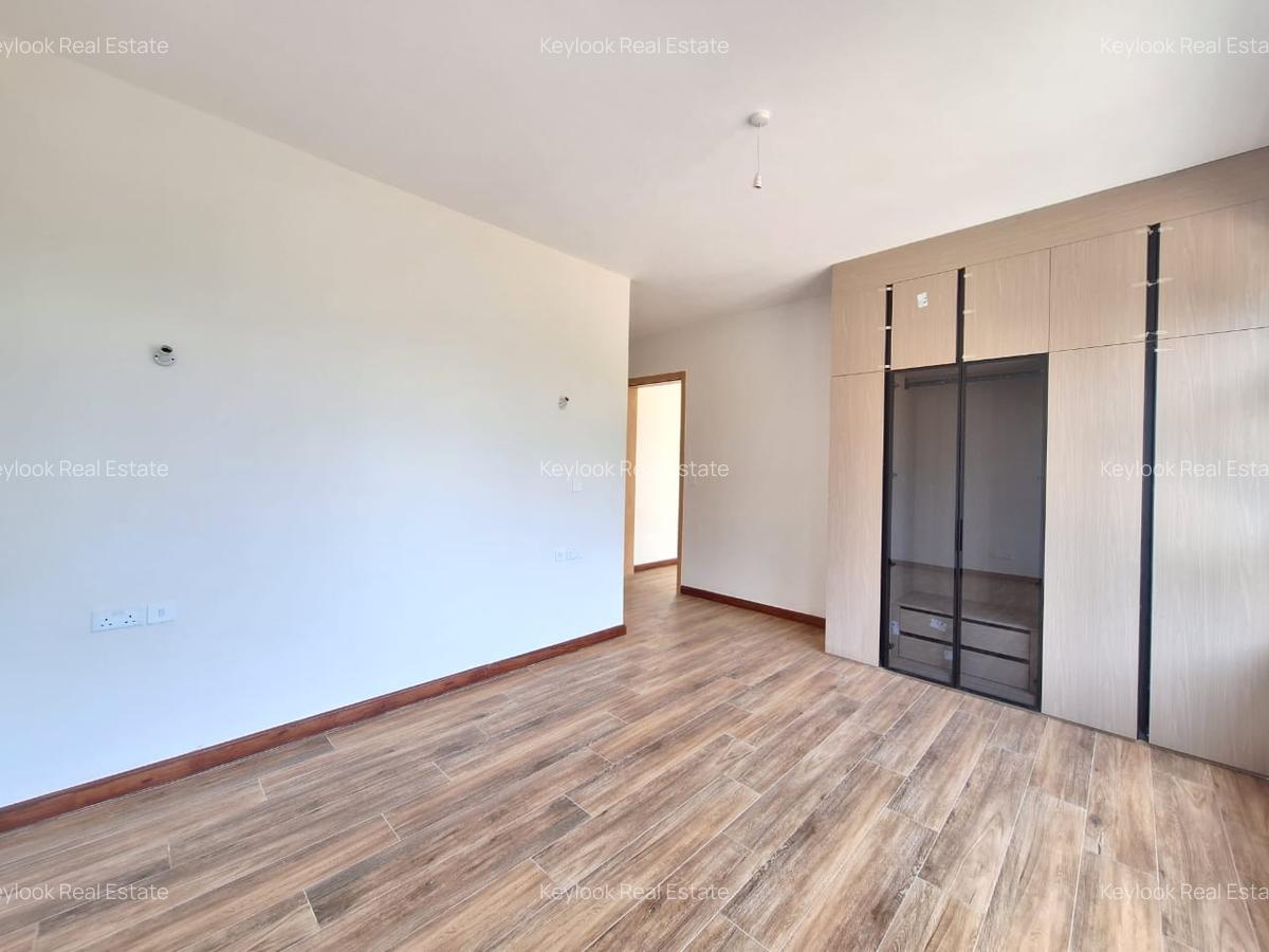 5 Bed Townhouse with En Suite at Lavington - 2