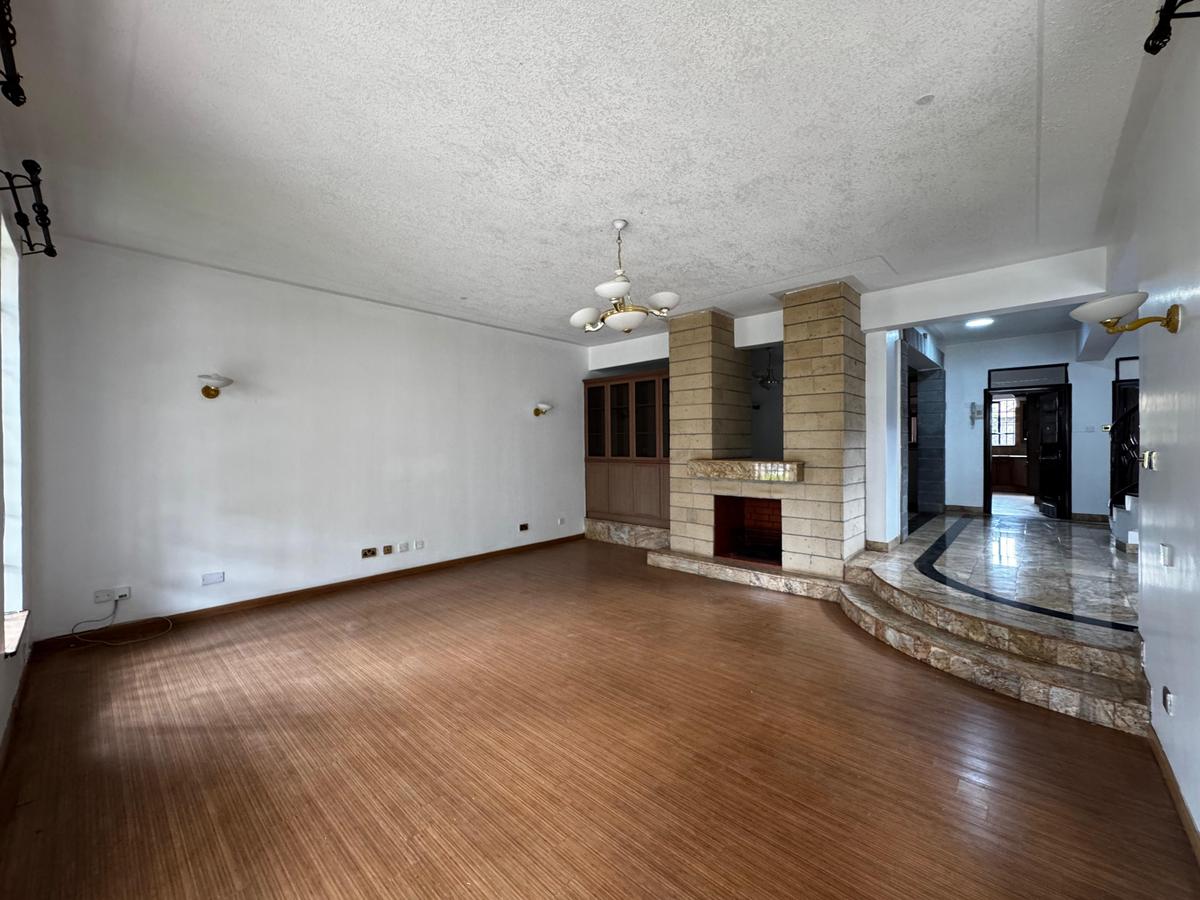 5 Bed Townhouse with En Suite in Lavington - 2