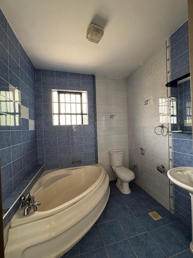 5 Bed Townhouse with En Suite in Lavington - 20