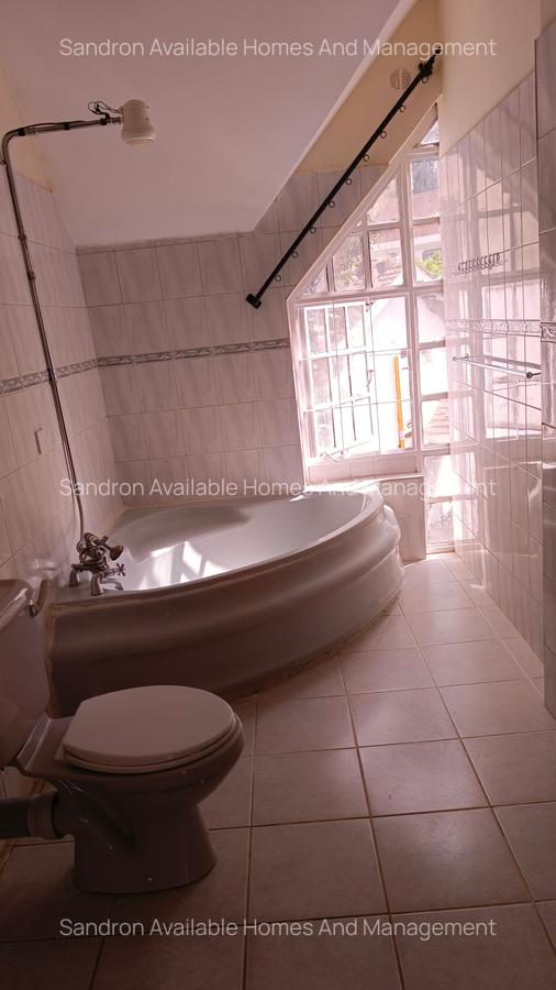 5 Bed Villa with En Suite in Brookside - 12