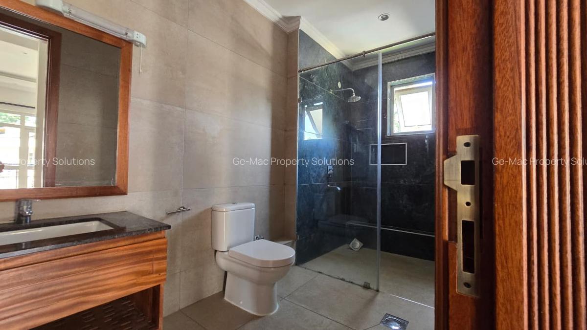 5 Bed House with En Suite in Lavington - 9